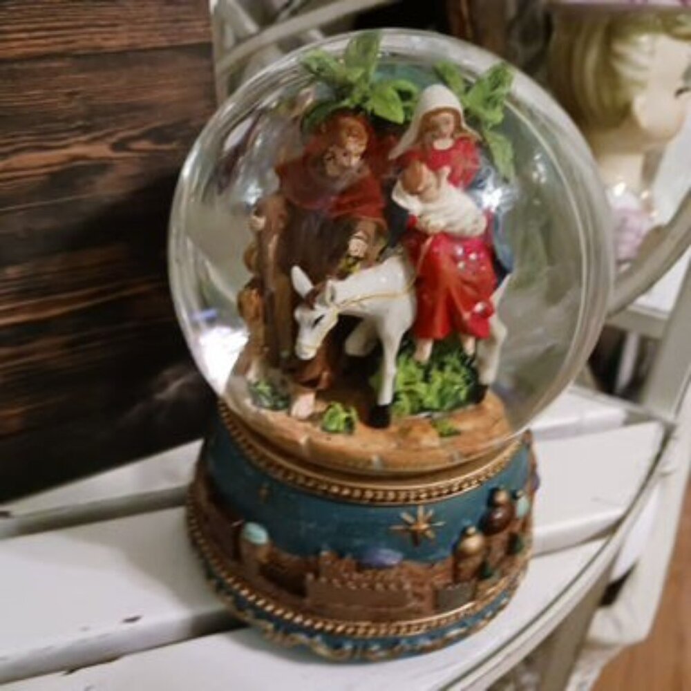 Christmas Snow Globe with Joseph, Mary and Jesus